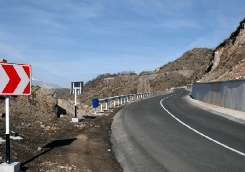 Дорога ларс закрыта. Дороги Армении. Дорога в Армению. Трасса в Армении. Ереван дорога.