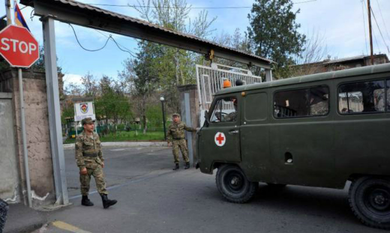 Ականի պայթյունից վիրավորված զինծառայողը տեղափոխվում է Երևան