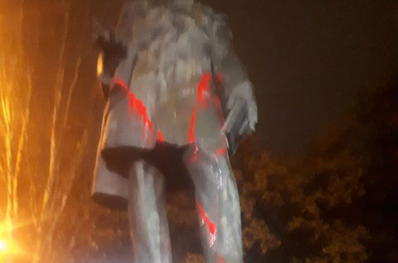Անհայտ անձինք կարմիր ներկ են լցրել Գրիբոյեդովի՝ Օղակաձև այգում գտնվող արձանի վրա