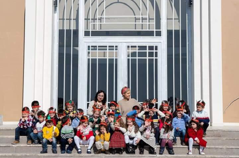 Սիրիայի առաջին տիկինը ներկա է գտնվել հայկական դպրոցի վերաբացմանն ու լուսանկարվել հայ երեխաների հետ