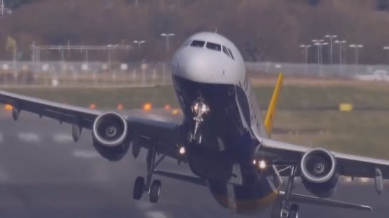 2015 թվականի ամենավտանգավոր թռիչքներն ու վայրէջքները (տեսանյութ)