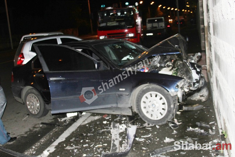 Երևանում «Էտնա» ռեստորանային համալիրի դիմաց 25-ամյա վարորդը BMW-ով վրաերթի է ենթարկել հետիոտնին, իսկ հետո տեղի է ունեցել շղթայական ավտովթար (լուսանկարներ)