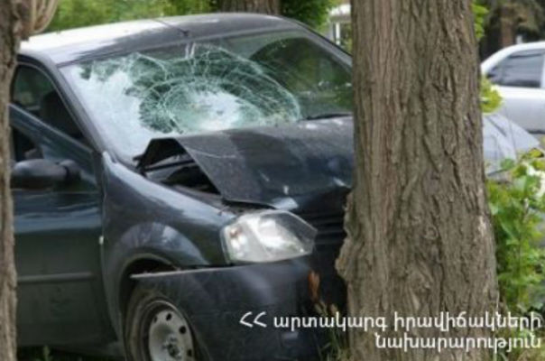 Երևան-Սևան ավտոճանապարհին մեքենան դուրս է եկել ճանապարհի երթևեկելի հատվածից և հարվածել ծառին