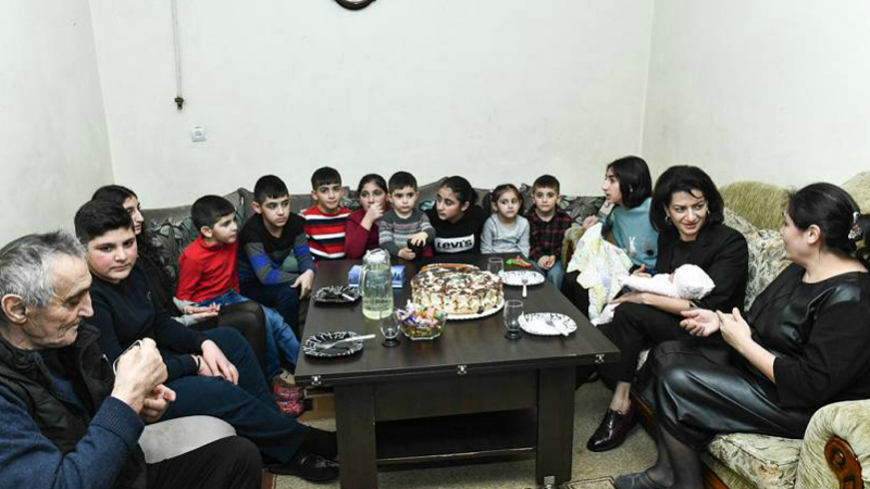 Աննա Հակոբյանն այցելել է 12-րդ զավակն ունեցած Բեժանյանների ընտանիքին (լուսանկարներ)