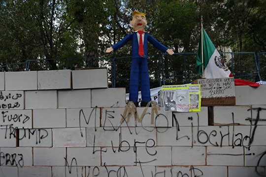 Թրամփի դեմ ցույցի մասնակիցները Մեխիկոյում ԱՄՆ դեսպանատան շենքի մոտ տուփերից կառուցել են սահմանային պատ