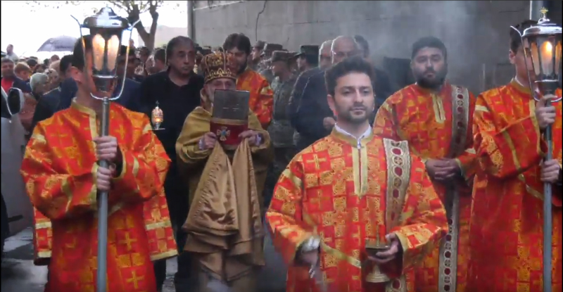 Երևանում Սուրբ Հարության տոնի ճրագալույցի պատարագից հետո մեկնարկել է կանթեղներով երթը