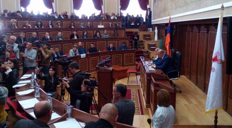 Գյումրիում  մեկնարկել է ավագանու նիստը. քննարկվում է Սամվել Բալասանյանին անվստահություն հայտնելու հարցը