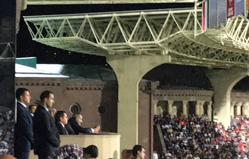 Նիկոլ Փաշինյանը մարզադաշտում աջակցում է Հայաստանի ֆուտբոլի հավաքականին