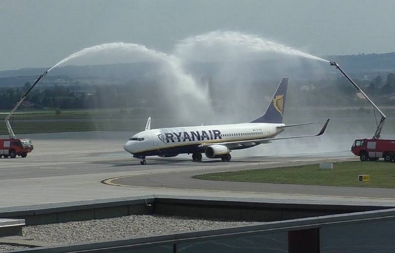 «Ryanair»-ի առաջին օդանավը Երևանում դիմավորեցին ջրաշիթերով