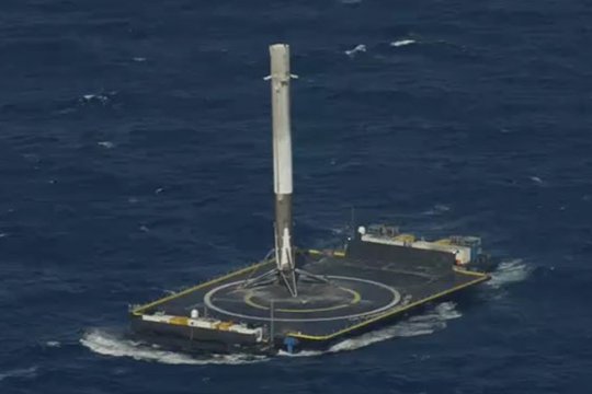 SpaceX-ն առաջին անգամ հաջողությամբ հրթիռի աստիճանն իջեցրել է ջրային հարթակի վրա
