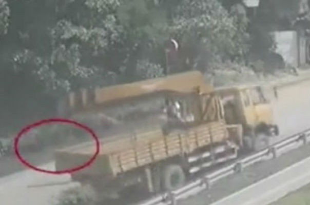 Չինաստանում տեսախցիկը ֆիքսել է, թե ինչպես է հեծանվորդը հայտնվում բեռնատարի անիվների տակ