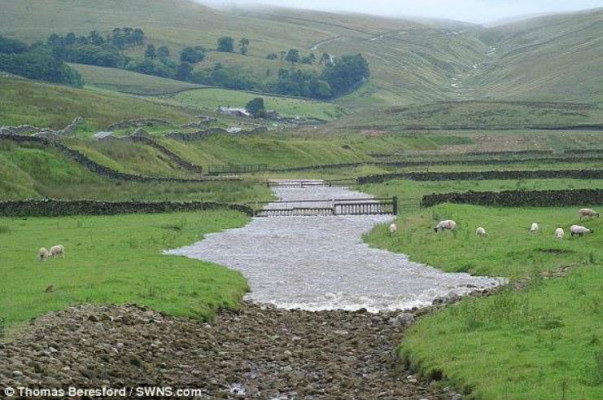 Մեծ Բրիտանիայում չորացած գետը երկու րոպեում լցվում է ջրով (տեսանյութ)