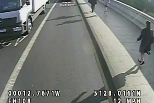 Լոնդոնում վազորդը հրել է դեմ հանդիման քայլող կնոջը՝ գցելով նրան փողոցի երթևեկելի մաս