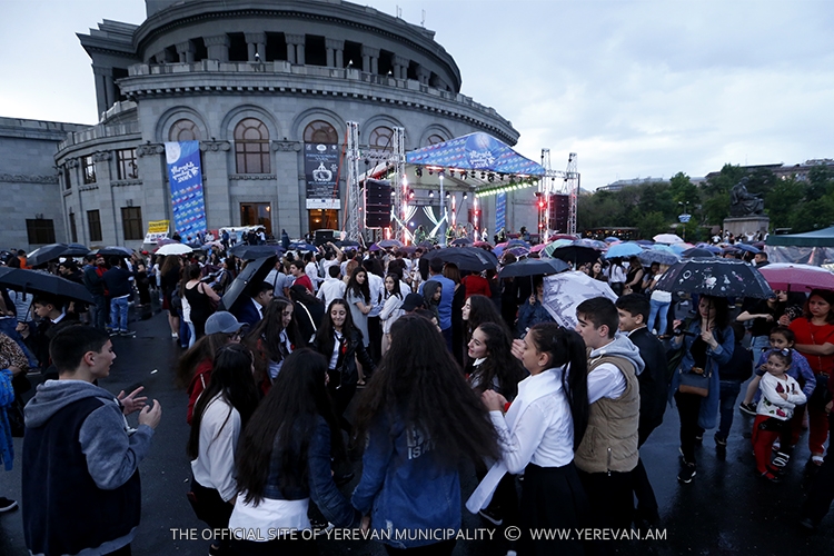 Վերջին զանգ 2018. ինչպես շնորհավորեց Երևանը շրջանավարտներին