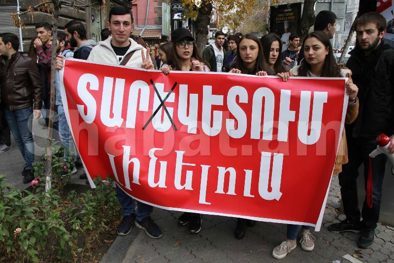Страсти в Армении не утихают: студенты протестуют перед зданием ЕГУ