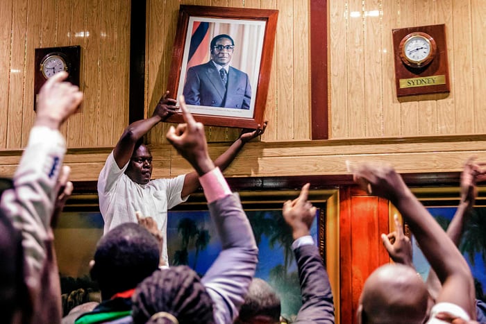 Աշխարհում ամենատարեց ղեկավարը հրաժարական տվեց. ինչպես են Զիմբաբվեում տոնել նախագահ Մուգաբեի հրաժարականը (լուսանկարներ)
