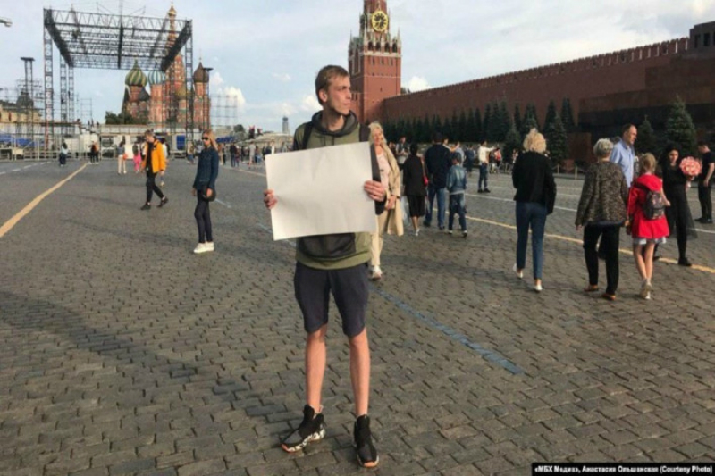 Մոսկվայում ձերբակալվել է դատարկ պաստառով ակցիա անող ակտիվիստ