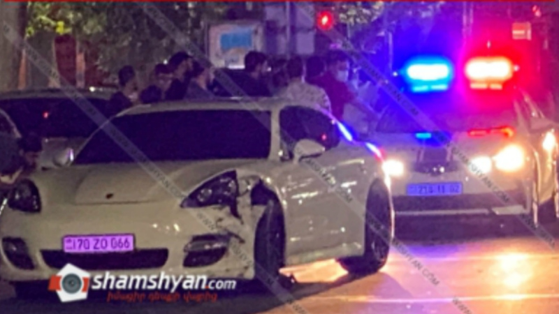 Մաշտոց պողոտա-Ամիրյան փողոցի խաչմերուկում բախվել են՝ Porsche Panamera, Mercedes և Nissan մակնիշի ավտոմեքենաները