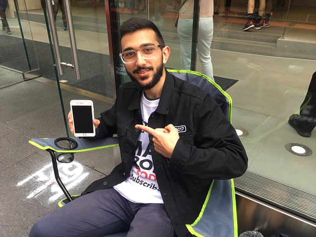 Ավստրալացին 10 օր առաջ հերթ է կանգնել Apple-ի խանութի մոտ` նոր iPhone-ն առաջինը գնելու համար