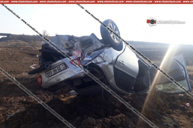 Շիրակի մարզում Toyota-ն դուրս է եկել երթևեկելի գոտուց և գլխիվայր շրջվելով հայտնվել դաշտում. կա վիրավոր. Shamshyan.com