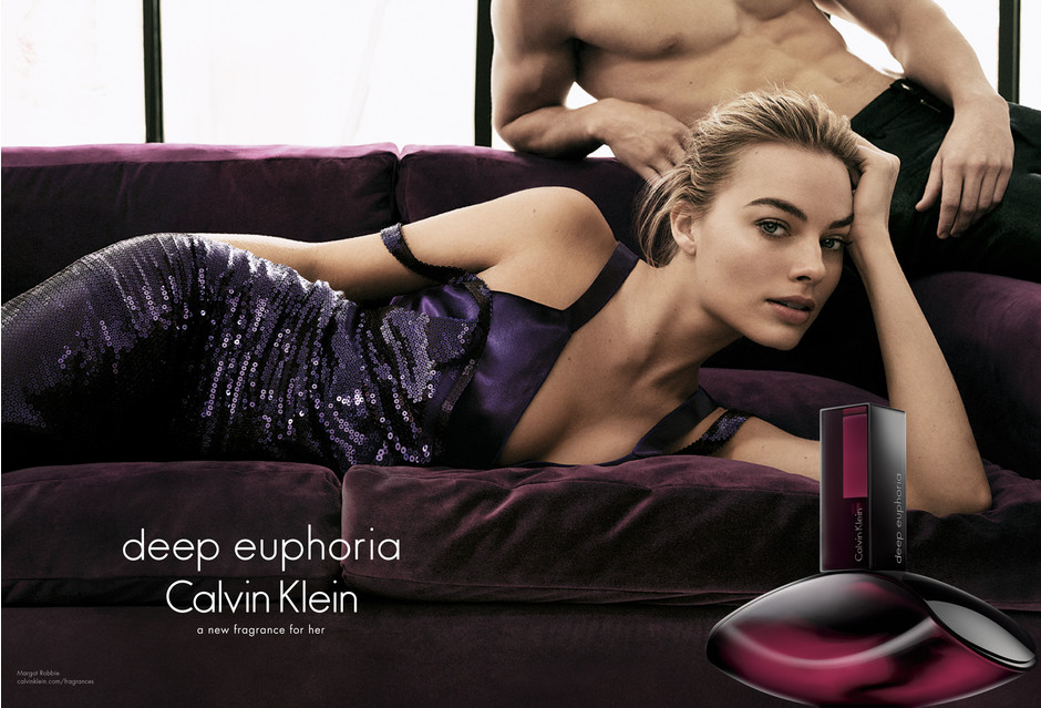 Ветом году новым лицом чувственного аромата Deep Euphoria Calvin Klein стала главный секс-символ Голливуда Марго Робби. Красавица-блондинка приняла участие в съемках ультрасексуального и провокационного ролика в поддержку обновленной версии культового парфюма.