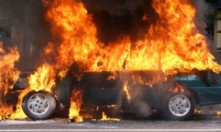 Արարատ քաղաքի «Ավշարի» գինու գործարանի մոտ ավտոմեքենա է այրվում
