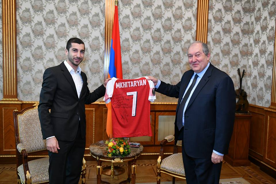 Հենրիխ Մխիթարյանն իր մարզաշապիկը նվիրել է նախագահ Արմեն Սարգսյանին