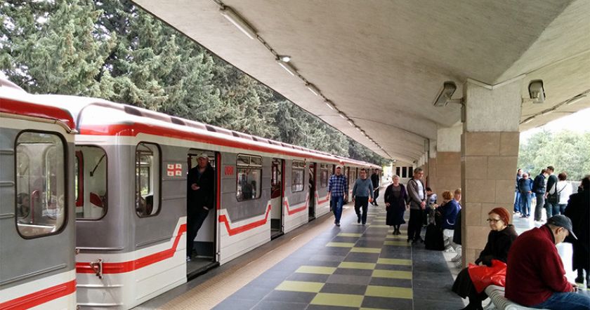 Թբիլիսիի մետրոյում 20 տարեկան երիտասարդը նետվել է գնացքի տակ