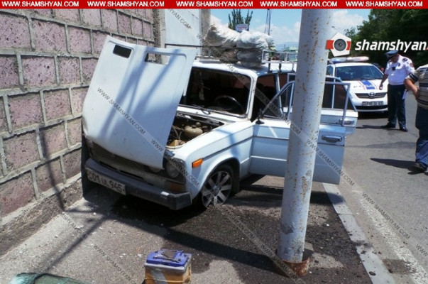 Թբիլիսյան խճուղում «Վազ-2106» մակնիշի մեքենան բախվել է կայանած «Mercedes-Benz C»-ին, ապա՝ պատին. կա տուժած