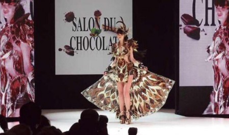 Նորաձևության ցուցադրության ժամանակ փարիզում շոկոլադե զգեստ են ներկայացրել