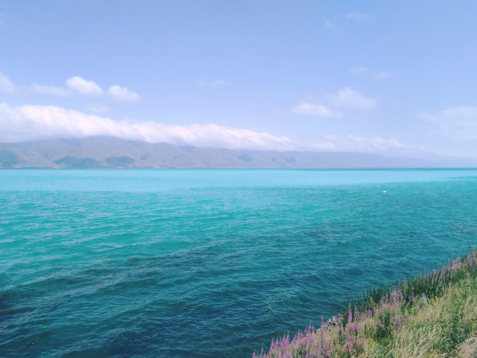 Глубина озера севан. Озеро Севан. Бирюзовый пляж Севан. Лазурный Севан. Озеро Севан Армения пляжи.