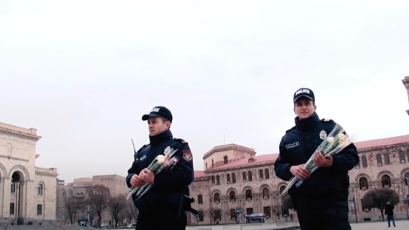 Մարտի 8-ի առթիվ պարեկներն ու ճանապարհային ոստիկանները «հատուկ միջոցառում» են իրականացրել (տեսանյութ)