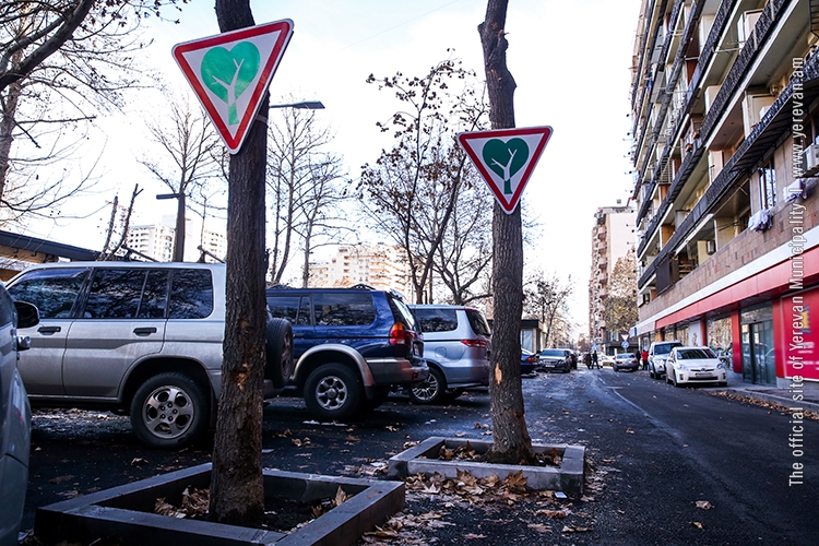 Երեւանի քաղաքապետարանը Ճանապարհային «կանաչ» նշաններ է տեղադրում ծառերի վրա