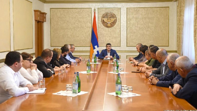 ԱՀ նախագահը և «Ազատ հայրենիք-ՔՄԴ» խորհրդարանական խմբակցության անդամները քննարկել են տարածաշրջանային զարգացումները 