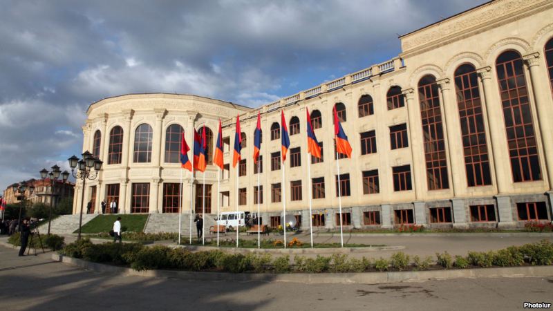 Գյումրիում հանրապետականները կոնֆետներ են բաժանում. «Հրապարակ»