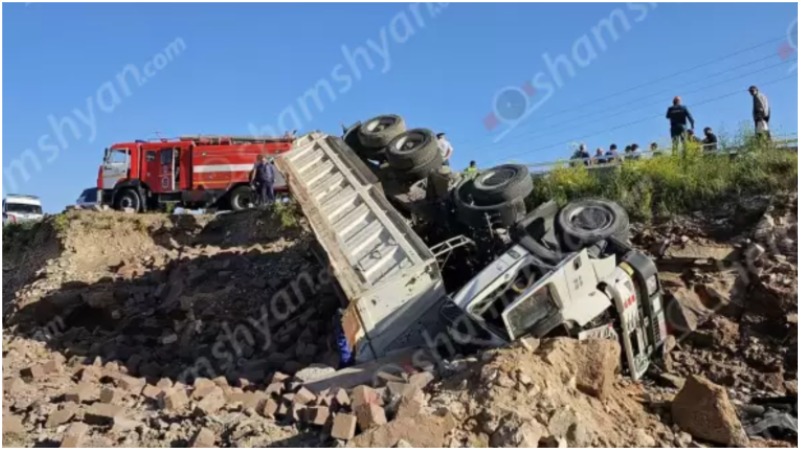 Երևան-Գյումրի ճանապարհին քարով բարձված բեռնատար է կողաշրջվել. վարորդը մահացել է