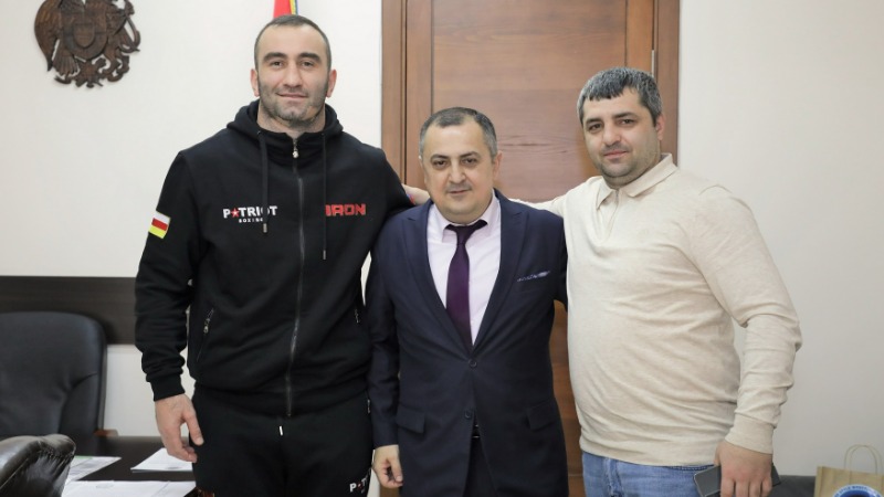 Պրոֆեսիոնալ բռնցքամարտիկ Մուրադ Գասիևը ՀՀ քաղաքացիություն է ստացել (լուսանկարներ)