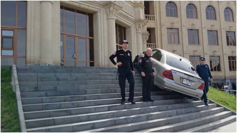 Գյումրու քաղաքապետը՝ ավտոմեքենայով քաղաքապետարանի աստիճաններին բարձրանալու դեպքի մասին