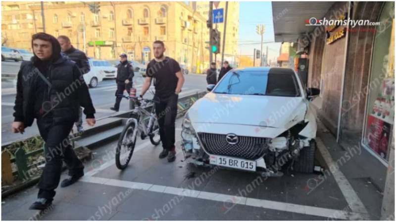 Երևանում բախվել են «Toyota»-ն ու «Mazda»-ն. վերջինը հայտնվել է մայթին