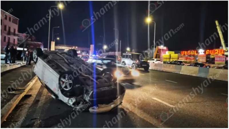 Երևանում մեքենաներ են բախվել. «Toyota Camry»-ն գլխիվայր շրջվել է՝ հայտնվելով ճանապարհի մեջտեղում
