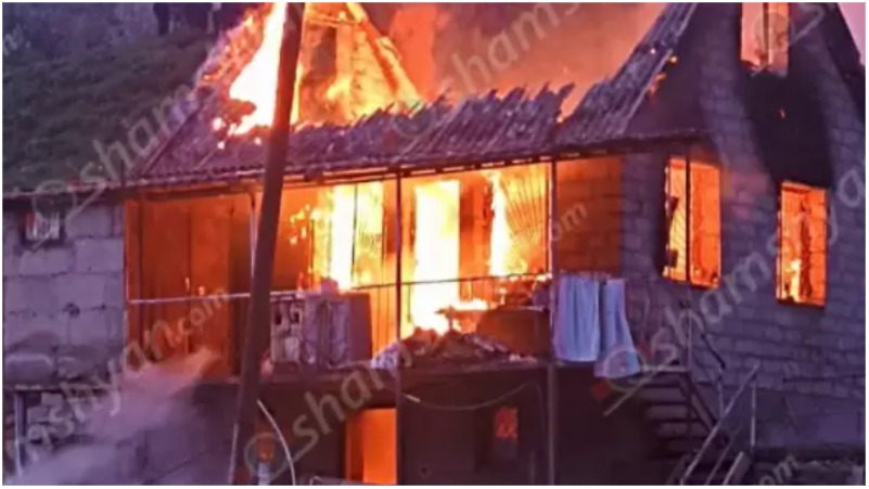 Խոշոր հրդեհ՝ Փյունիկ գյուղում. երկհարկանի տանն առաջացած կրակը տեսանելի է մի քանի հարյուր մետրից
