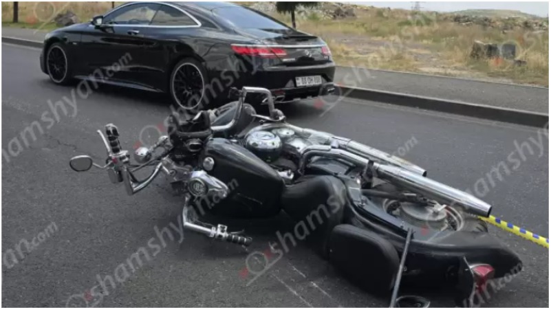 Երևանում մոտոցիկլը բախվել է բազալտե եզրաքարին ու կողաշրջվել. մոտոցիկլավարն ու ուղևորը մի քանի մետր շպրտվել են