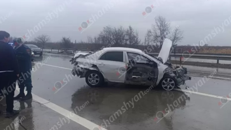 Երևան-Երասխ ավտոճանապարհին «Toyota Corolla»-ն բախվել է երկաթե արգելապատնեշներին, կա վիրավոր