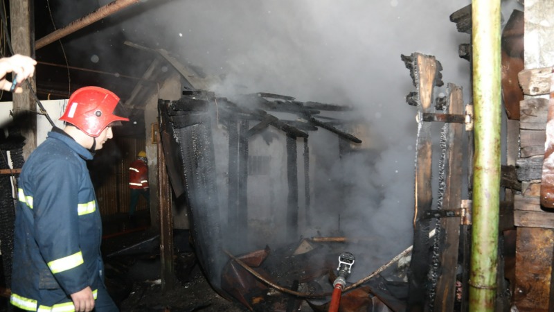 «Երևան» տոնավաճառի մոտակայքում տուն է այրվել (լուսանկարներ)