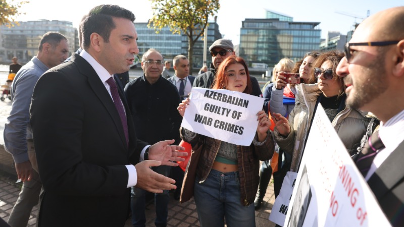 ԱԺ նախագահը զրուցել է Դուբլինում բողոքի ակցիա նախաձեռնած հայ երիտասարդների հետ (լուսանկարներ)
