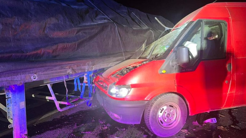 Սիսիան-Գորիս ավտոճանապարհին մեքենան բախվել է կայանած բեռնատարին. վարորդը հոսպիտալացվել է