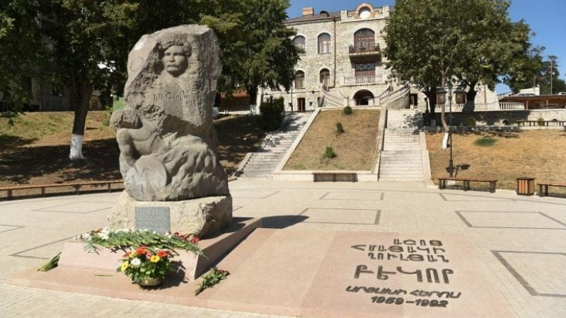 Ադրբեջանցիները Ստեփանակերտում ավիրել են Արցախի հերոս Աշոտ Ղուլյանի (Բեկորի) հուշարձանը
