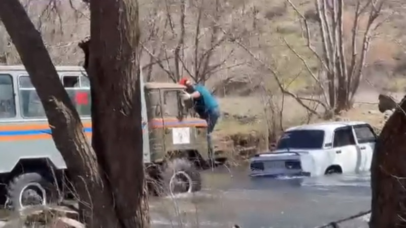Փրկարարներն ավտոմեքենան դուրս են բերել Արփա գետից (տեսանյութ)