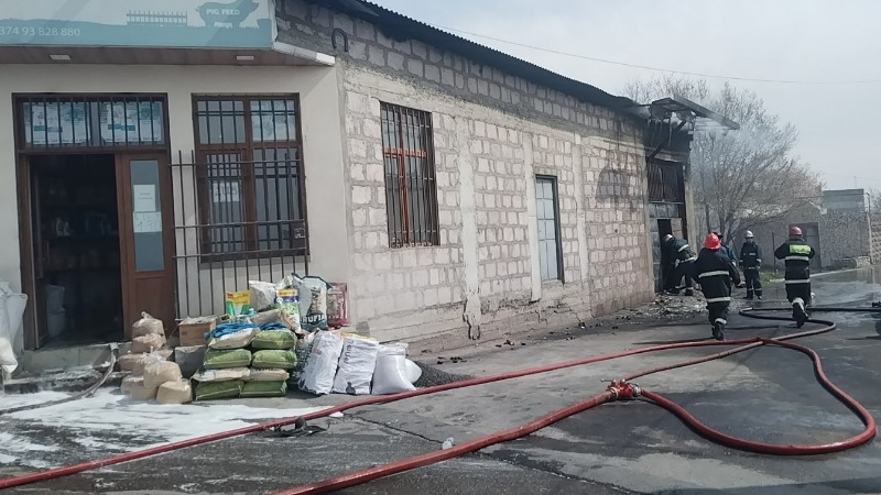 Անասնակերերի խանութում բռնկված հրդեհից այրվել են տարրաներում պահեստավորած 9 տոննա դիզելային վառելիք և անասնակեր