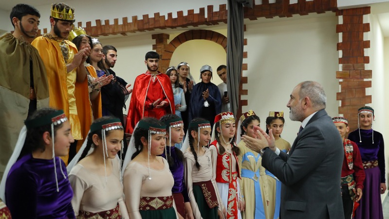 Վարչապետը Զառի միջնակարգ դպրոցի աշակերտների հրավերով ներկա է գտնվել «Պապ թագավոր» ներկայացմանը (լուսանկարներ)